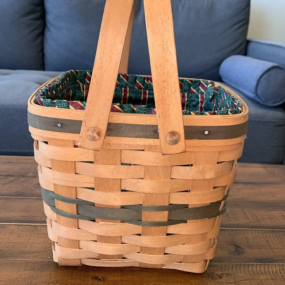 Longaberger 1995 Edition Christmas Collection Cranberry Basket with liner.